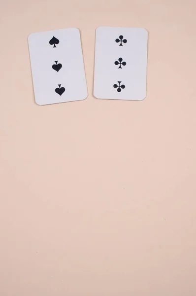 Σπαθί Και Μπαστούνι Πόκερ Κάρτες Ένα Ελαφρύ Φόντο Ελεύθερο Χώρο — Φωτογραφία Αρχείου