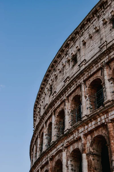 Низький Кут Колізею Римі Італія Проти Ясного Блакитного Неба — стокове фото