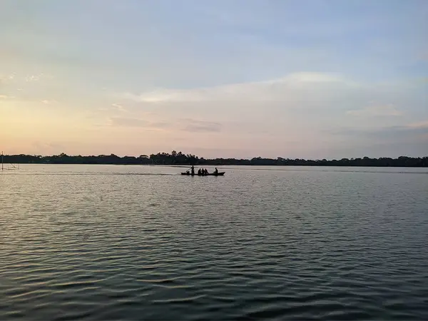 Barco Medio Lago Una Hermosa Vista — Foto de Stock