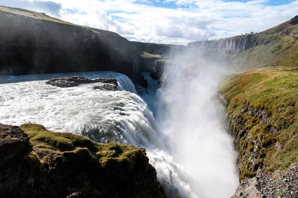 アイスランドの高い岩からの美しい滝 — ストック写真