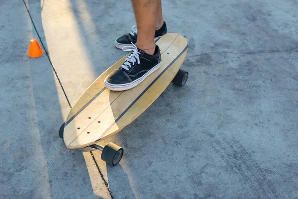 Cerca Vista Superior Joven Pierna Hombre Patín Surf Skate Board — Foto de Stock