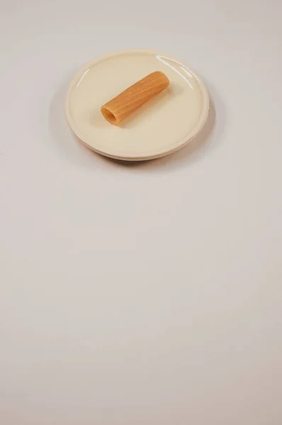 Disparo Vertical Plato Con Una Pasta Sin Cocer Sobre Una — Foto de Stock