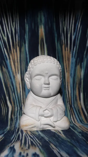 Gros Plan Vertical Une Statue Bouddha Méditant Gypse Blanc Sur — Photo