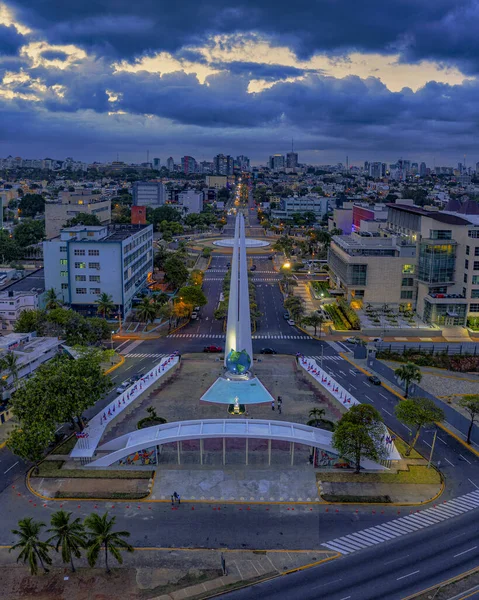 Pionowe Ujęcie Dróg Otoczonych Budynkami Pod Burzliwym Niebem Santo Domingo — Zdjęcie stockowe