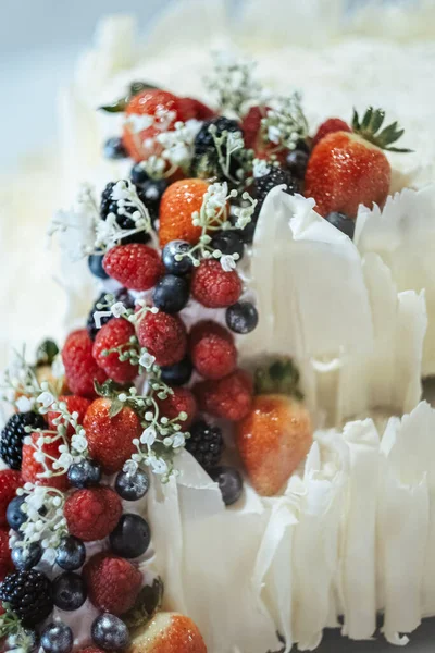 Fotografie Verticală Unui Tort Alb Delicios Decorat Căpșuni Afine — Fotografie, imagine de stoc