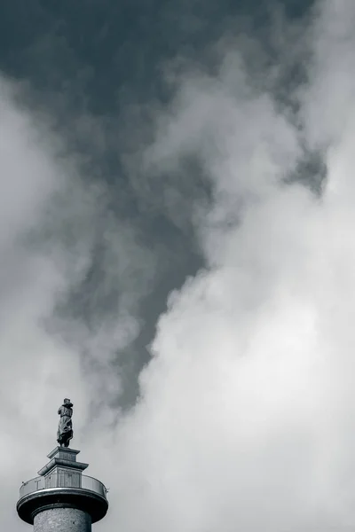 Tiro Vertical Uma Estátua Fundo Céu Nublado — Fotografia de Stock