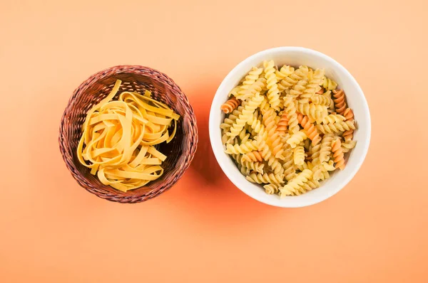 Eine Draufsicht Auf Dreifarbige Rotini Und Fettuccine Pasta Auf Einer — Stockfoto