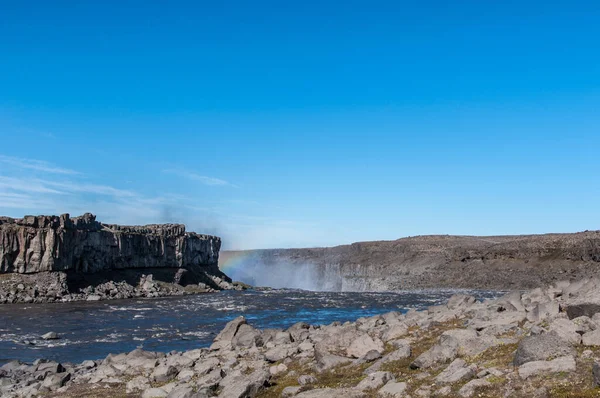 Ένα Ποτάμι Που Ρέει Μέσα Από Βουνά Στην Ισλανδία — Φωτογραφία Αρχείου