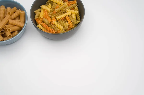 Uma Vista Superior Rotini Tri Color Massas Rigatoni Tigelas Isoladas — Fotografia de Stock