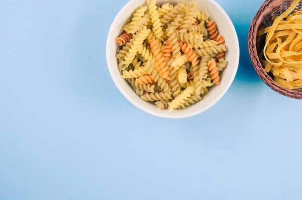 Una Vista Superior Rotini Tricolor Pasta Fettuccine Tazón Aislado Sobre —  Fotos de Stock