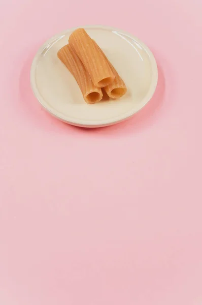 Eine Vertikale Aufnahme Eines Tellers Mit Ungekochten Nudeln Auf Einer — Stockfoto