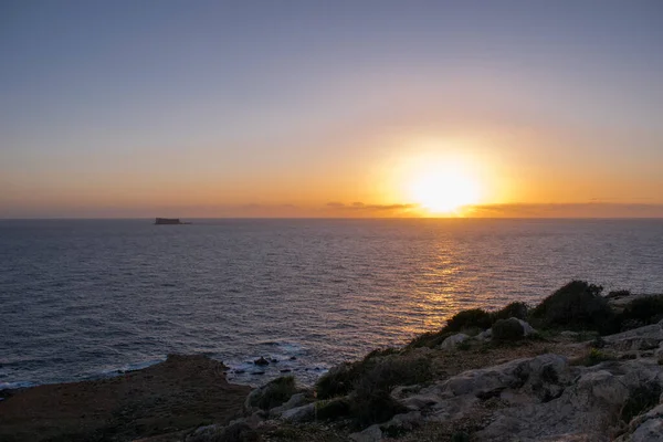 Pôr Sol Bonito Pacífico Com Poucas Nuvens Longo Costa Qrendi — Fotografia de Stock