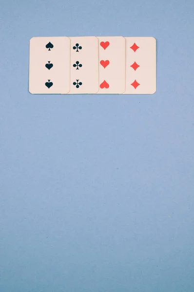 Καρό Καρδιές Μπαστούνια Και Μπαστούνια Πόκερ Κάρτες Μπλε Φόντο Ελεύθερο — Φωτογραφία Αρχείου