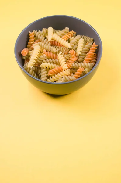 Una Toma Vertical Pasta Rotini Tricolor Sobre Tazón Aislado Sobre — Foto de Stock