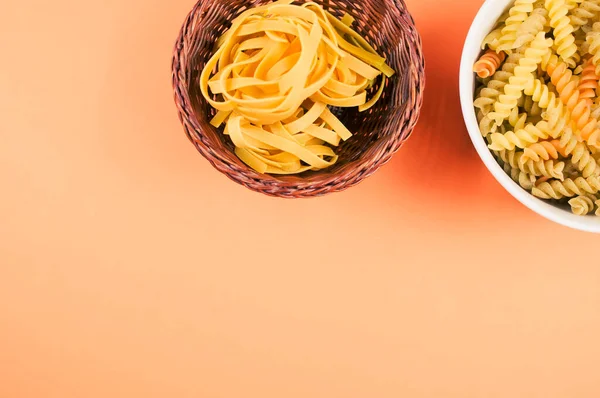 Ovanifrån Tri Color Rotini Och Fettuccine Pasta Skål Isolerad Orange — Stockfoto