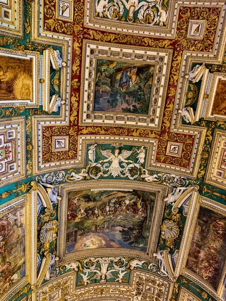 バチカン市国の地図ギャラリーの天井に描かれた複雑な芸術のワームの目のビュー — ストック写真