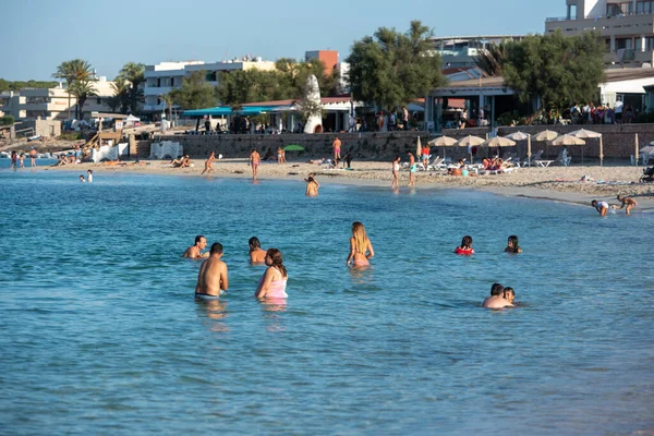 Formulário França 2021 Pessoas Que Apreciam Praia Pujols Formentera Espanha — Fotografia de Stock