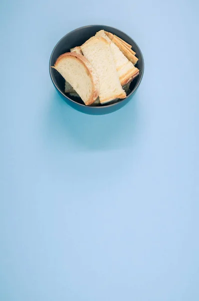 Tiro Vertical Fatias Pão Uma Tigela Isolada Fundo Azul — Fotografia de Stock