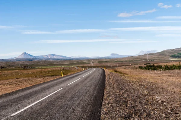 Порожня Асфальтова Дорога Через Ісландію Під Блакитним Небом — стокове фото