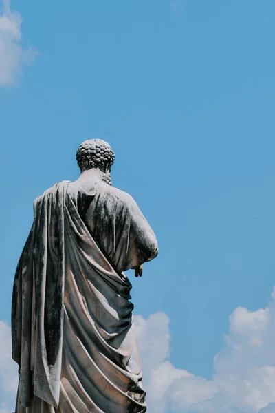 Disparo Vertical Parte Posterior Una Estatua Con Una Toga Contra — Foto de Stock