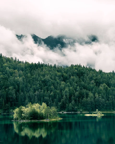Eibsee Bajorországban Felhőkkel Hegycsúcsokkal Háttérben Sziget Elöl — Stock Fotó