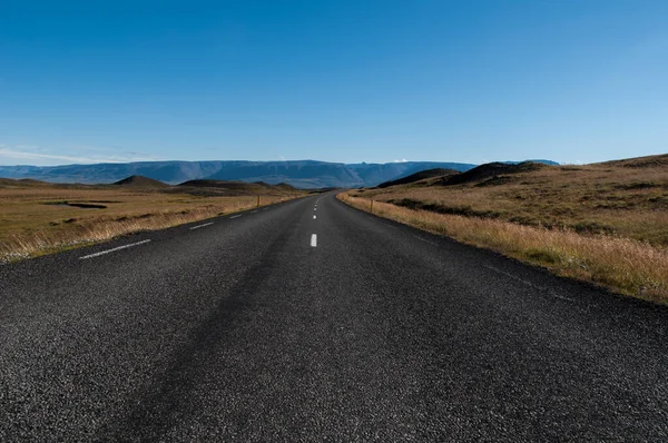 Una Strada Asfaltata Vuota Attraverso Islanda Sotto Cielo Azzurro — Foto Stock