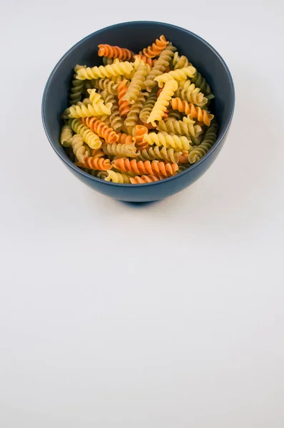 Una Toma Vertical Pasta Rotini Tricolor Tazón Aislado Sobre Fondo —  Fotos de Stock