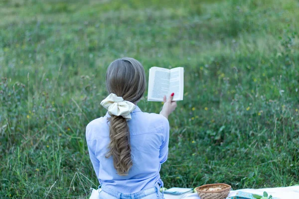 Een Achteraanzicht Van Een Blonde Vrouw Met Een Mooie Trendy — Stockfoto