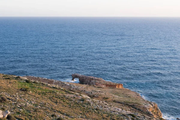 マルタのクレンディ海岸に沿って ラズイルハムリハ Ras Hamrija またはラズイルミニヌナ Ras Mignuna と呼ばれる岬の先端に海の浸食によって形成された自然海のアーチ — ストック写真