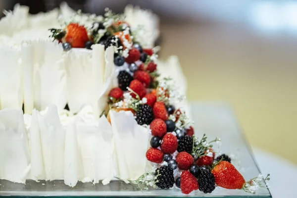 Délicieux Gâteau Blanc Décoré Fraises Bleuets — Photo