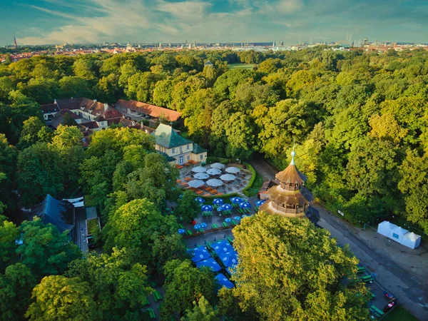 德国慕尼黑 2021年8月17日 从空中俯瞰英式花园中的中国塔 历史建筑是巴林首都中央公园的一个受欢迎的啤酒园 — 图库照片