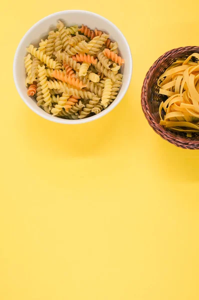 Una Toma Vertical Rotini Tricolor Pasta Fettuccine Tazón Aislado Sobre —  Fotos de Stock