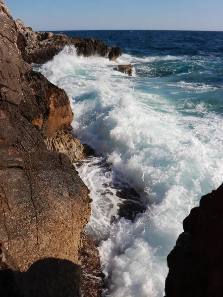 Una Vista Naturale Forti Onde Viste Sopra Una Costa Rocciosa — Foto Stock