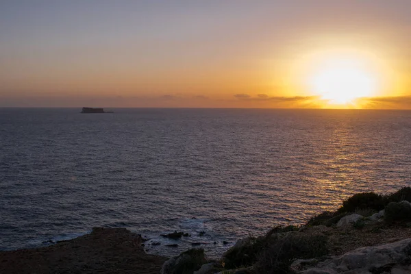 Мирний Гарний Захід Сонця Кількома Хмарами Вздовж Узбережжя Кренді Мальта — стокове фото