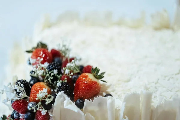 Delicioso Bolo Branco Decorado Com Morangos Mirtilos — Fotografia de Stock