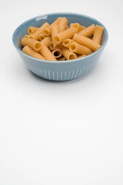 Lovitură Verticală Paste Rigatoni Castron Izolat Fundal Alb — Fotografie, imagine de stoc