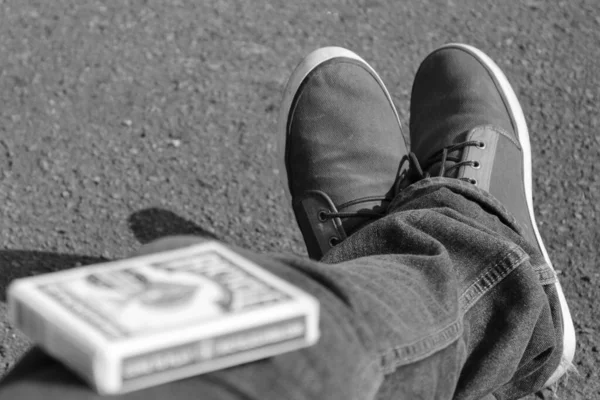 Сірий Знімок Коробки Колоди Карт Нозі Людини — стокове фото