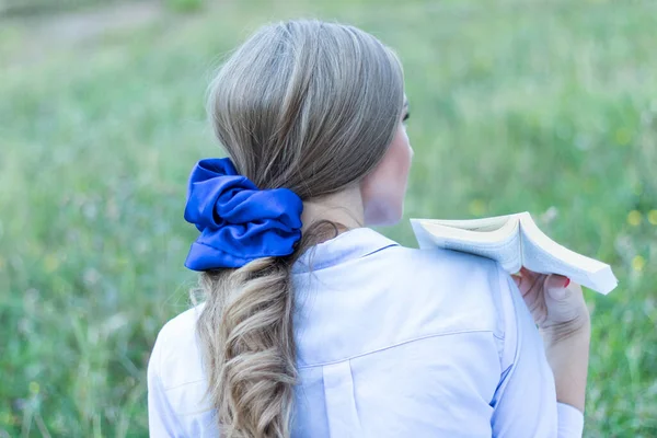 Back View Blonde Female Beautiful Trendy Scrunchy Her Hair Book — Stock Photo, Image