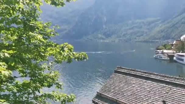 Belas Imagens Lago Montanha Com Pequena Aldeia — Vídeo de Stock