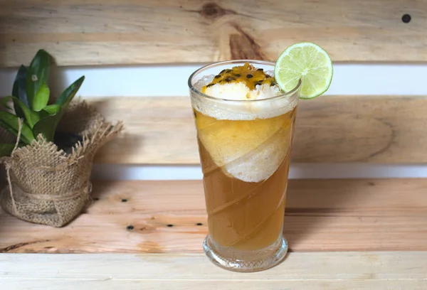 一杯新鲜鸡尾酒的特写 在木制的背景上夹着生姜和柠檬 — 图库照片