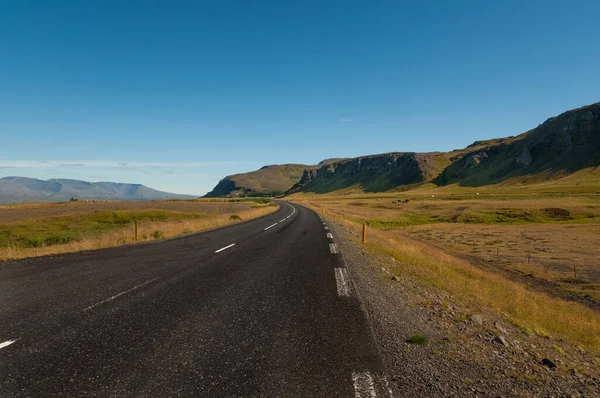 Порожня Асфальтова Дорога Через Ісландію Під Блакитним Небом — стокове фото