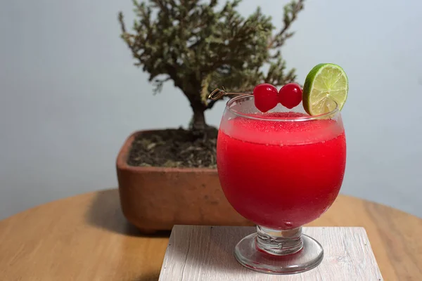 Ein Glas Rosa Cocktail Mit Einer Scheibe Limette Auf Einem — Stockfoto