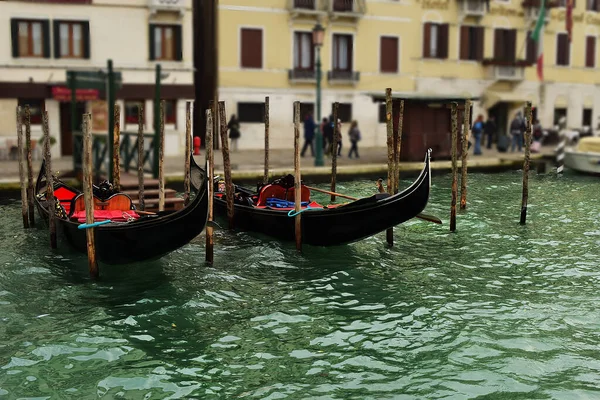 Venice イタリア 2016年2月9日 桟橋や桟橋の隣に駐車2つの空と無人ゴンドラ ヴェネツィア イタリア — ストック写真