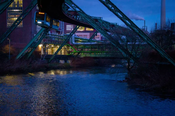 Ночью Мост Тоннель Через Реку Дымом Выходящим Фабричных Башен Заднем — стоковое фото