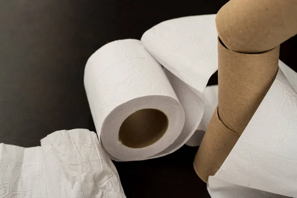 Eine Nahaufnahme Aus Unverpacktem Toilettenpapier Und Einem Stapel Leerer Toilettenpapierrollen — Stockfoto
