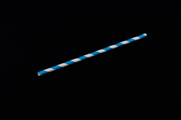 Uma Palha Papel Azul Branco Isolada Sobre Fundo Preto — Fotografia de Stock
