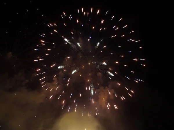 Tiro Perto Fogos Artifício Céu Escuro Noite — Fotografia de Stock