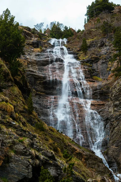 Eine Vertikale Aufnahme Einer Landschaft Mit Einem Wasserfall Von Einem — Stockfoto