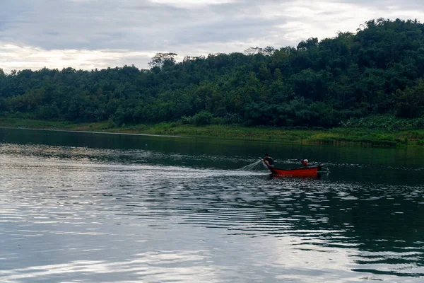 Les Pêcheurs Pêchent Dans Lac Kumejing Indonésie — Photo