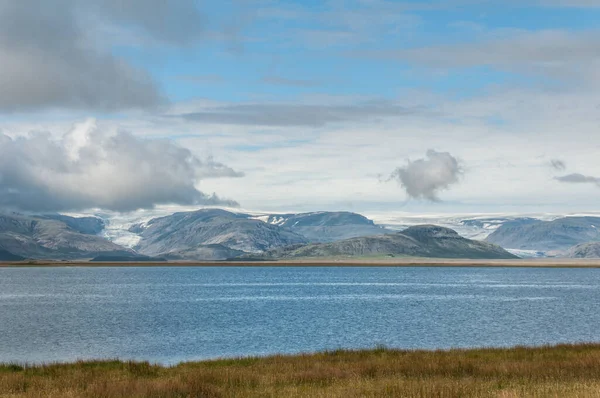 Krajobraz Gór Śnieżnymi Szczytami Islandii — Zdjęcie stockowe